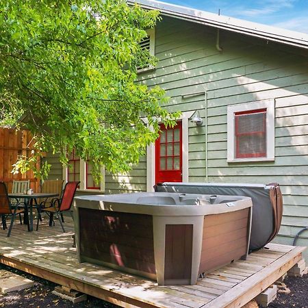 Bungalows On The Square- Unit 1 Wimberley Exteriör bild